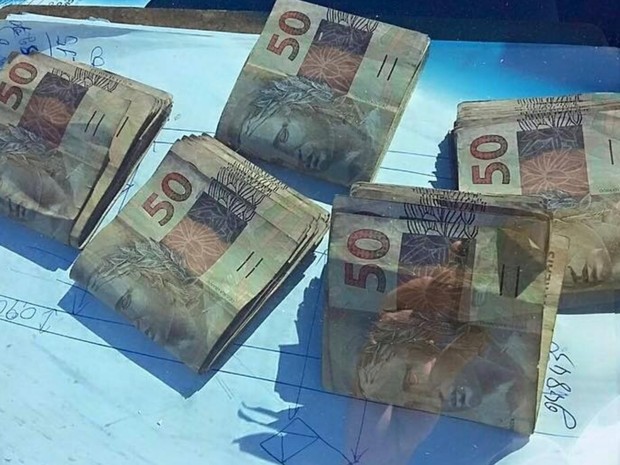 No carro também foram encontrados R$ 6,2 mil em dinheiro (Foto: Divulgação/PRE-GO)